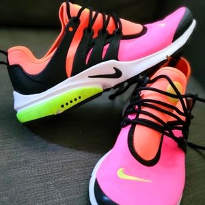 Women's Nike (neon)